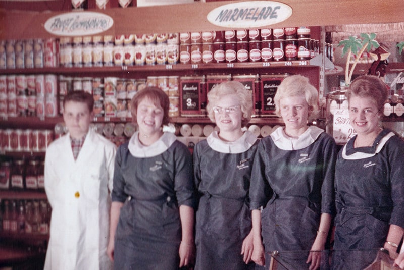 Butikspersonale i Merrilds købmandsbutik (1961)